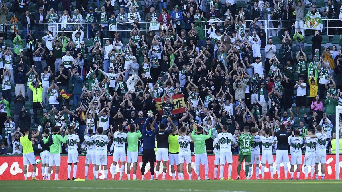 La plantilla del Elche celebra con la grada la victoria frente al Girona.