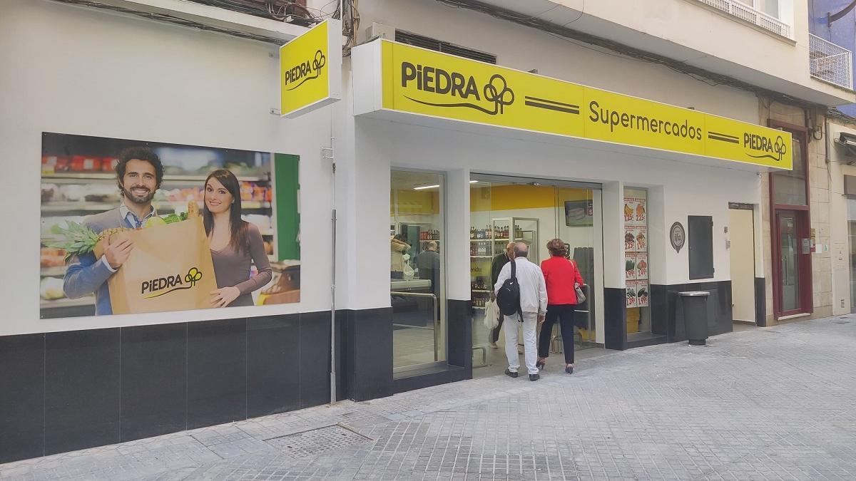 Entrada al supermercado Piedra de la calle Manuel de Sandoval.