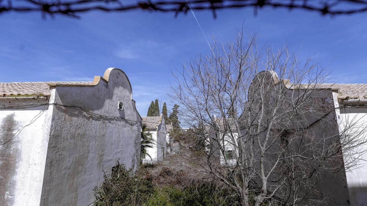 Algunas de las naves militares que se conservan en Son Busquets.