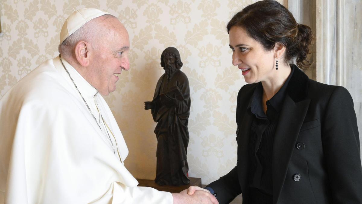 Isabel Díaz Ayuso saluda al Papa Francisco