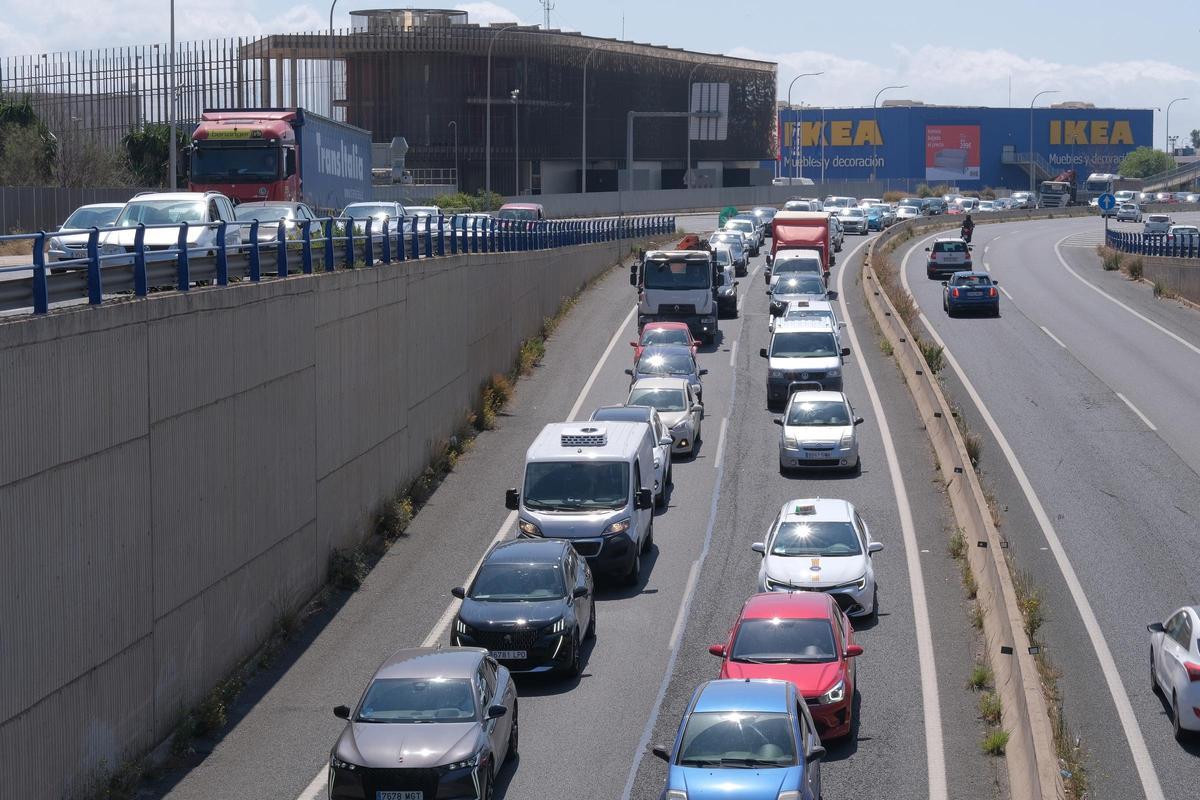 El atasco en la Via de Cintura se ha extendido también a la conexión con la autopista del aeropuerto de Palma