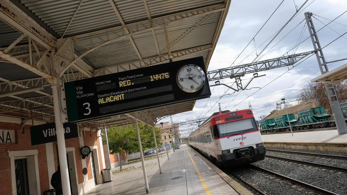 Un tren en el tramio Alicante-La Encina a su llegada a la estación de Villena.