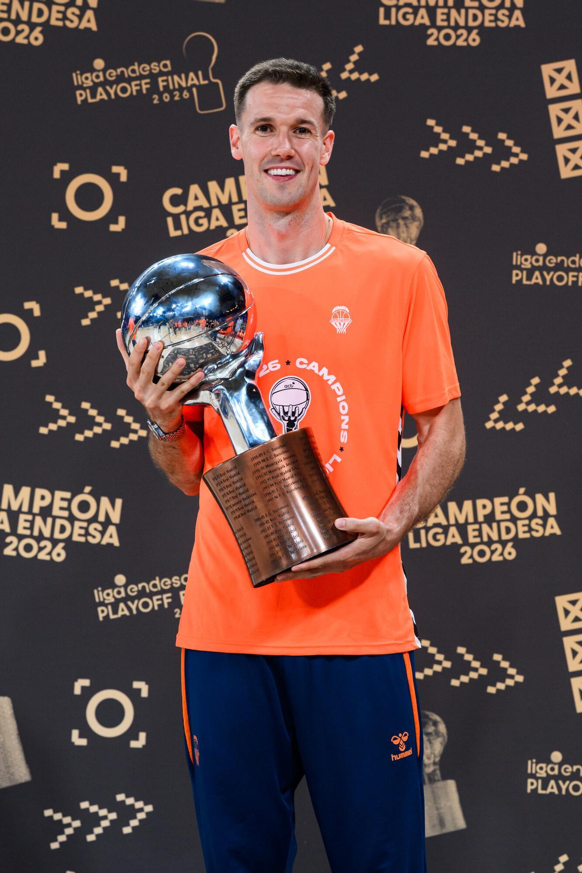 López-Arostegui, con su trofeo de campeón de Liga Endesa.