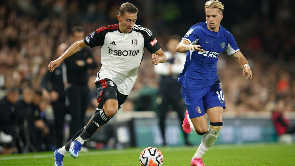 Castagne y Mudryk lucha por la pelota durante el partido entre el Fulham y el Chelsea