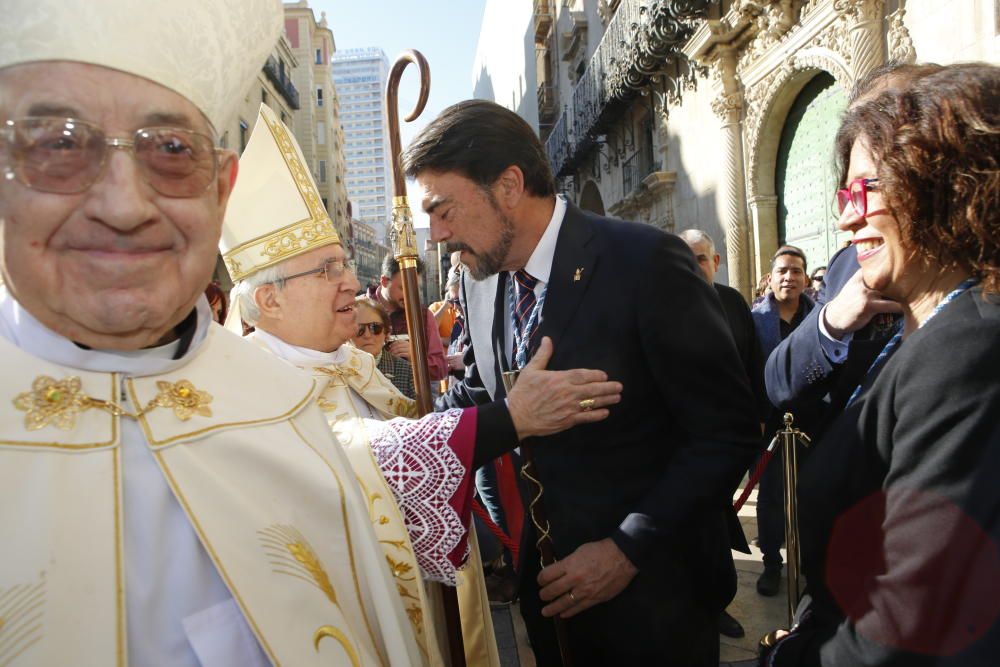 La Concatedral ha acogido hoy la solemne misa, presidida por el obispo Jesús Murgui, con motivo de San Nicolás, patrón de Alicante, según la organización.