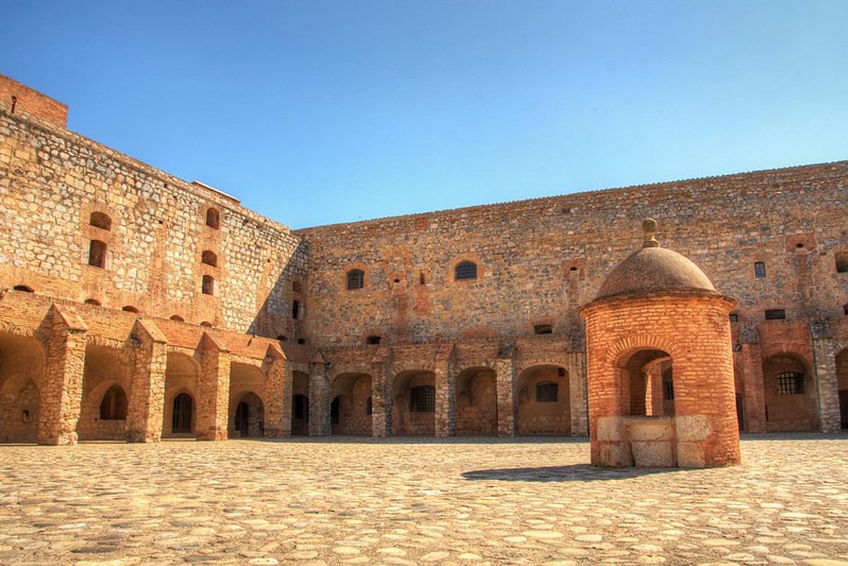Patio de armas del Castillo de Salses.