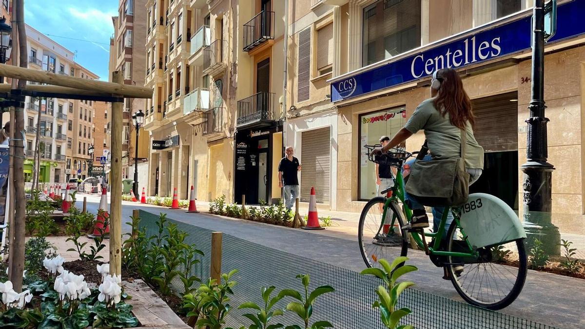 Imagen de una de las calles del centro de Castelló integradas en la zona de bajas emisiones (ZBE).