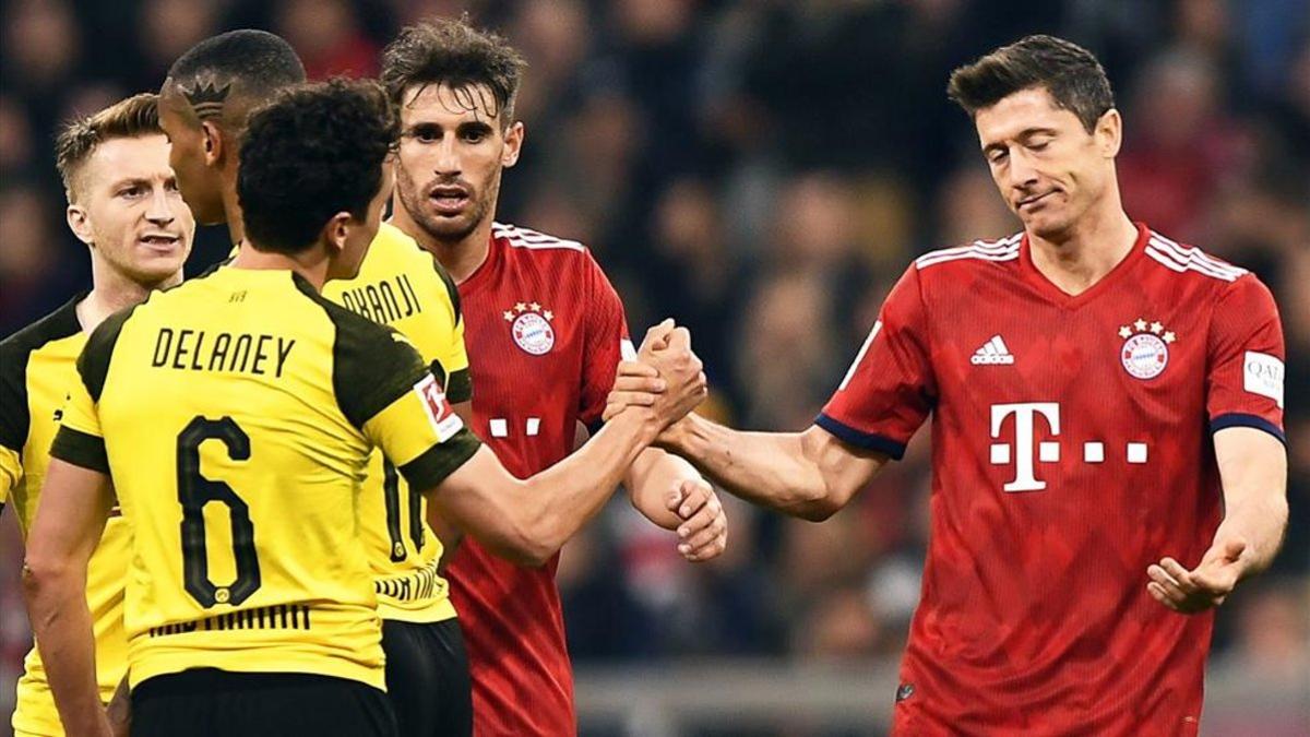 Lewandowski y Delaney se saludan tras el último Bayern-Borussia
