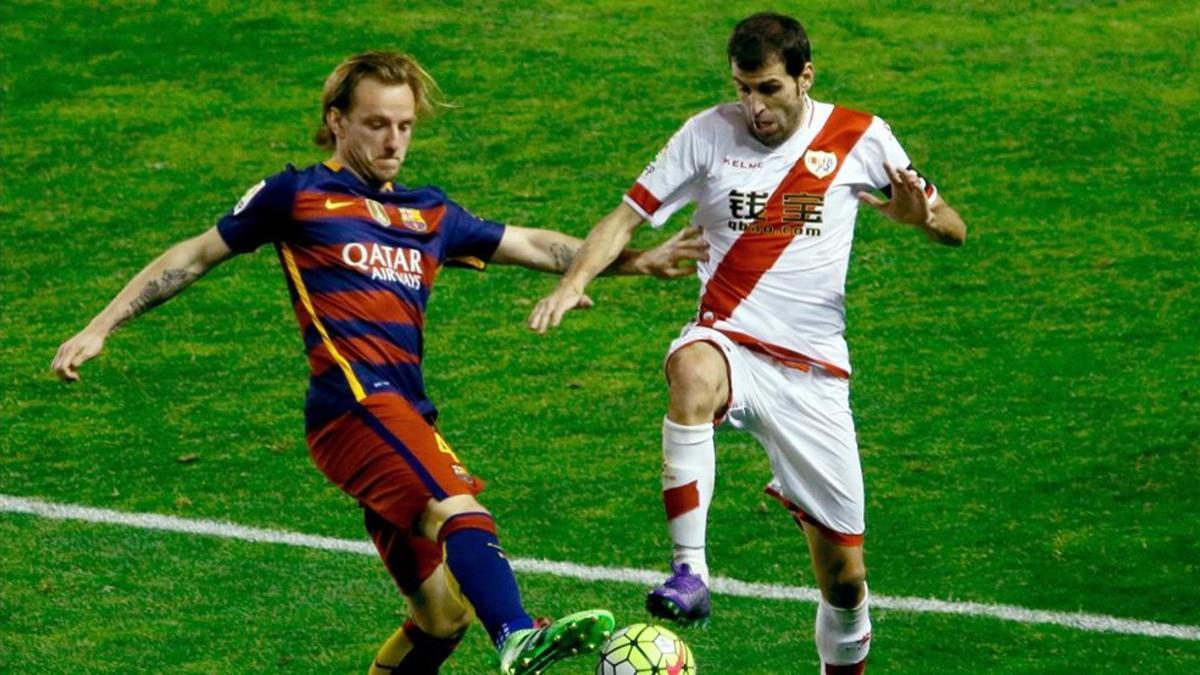 Roberto Trashorras pelea un balón con Ivan Rakitic en la última visita del FC Barcelona a Vallecas