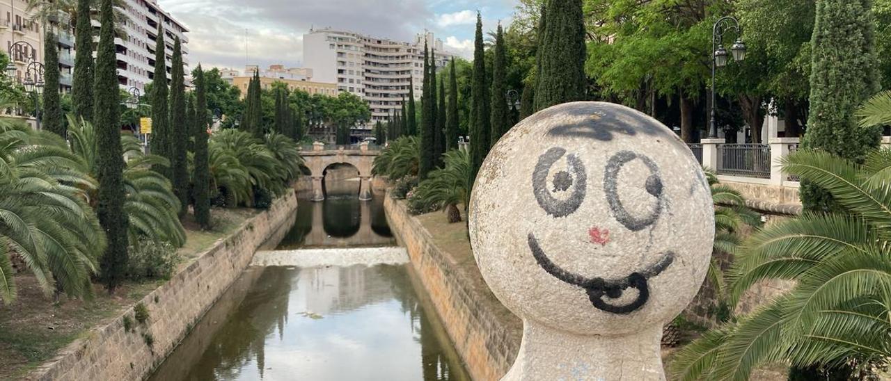VÍDEO | Vandalismo en Palma: Pintan con grafitis un puente del Passeig Mallorca sobre sa Riera y pisotean flores recién sembradas