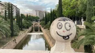 VÍDEO | Vandalismo en Palma: Pintan con grafitis un puente del Passeig Mallorca sobre sa Riera y pisotean flores recién sembradas