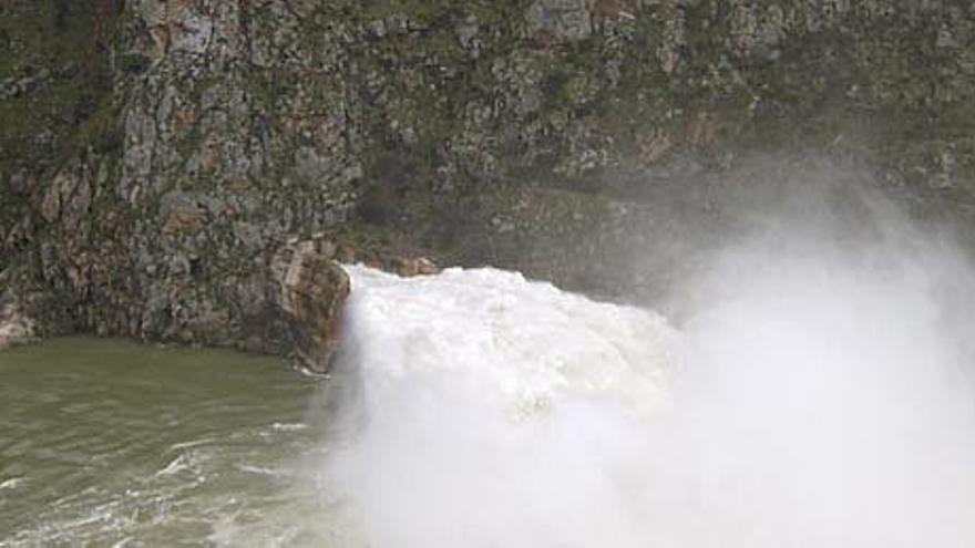 Aliviadero del embalse de Ricobayo vertiendo agua.