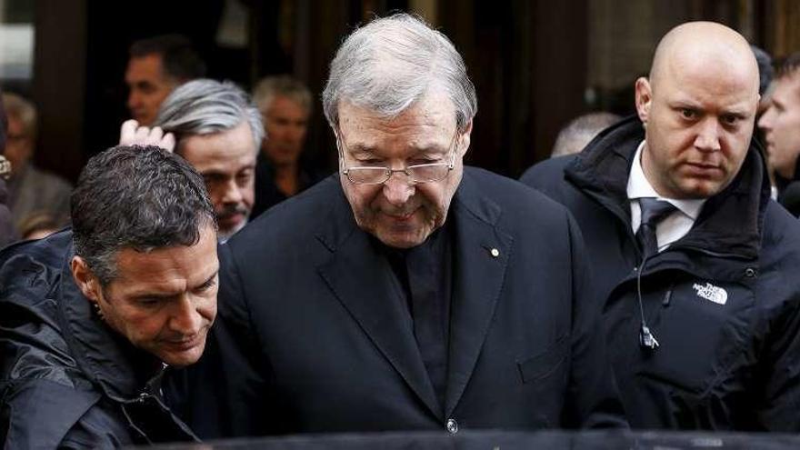 El cardenal Pell, tras reunirse con las víctimas de abusos, ayer, en Roma.