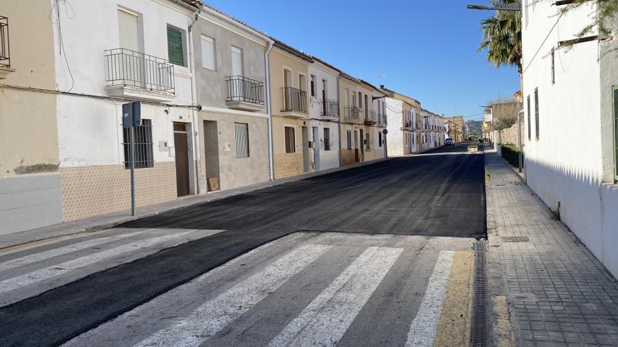 Finalizadas las obras de saneamiento y reasfaltado de la Avenida Benicalaf en Benavites