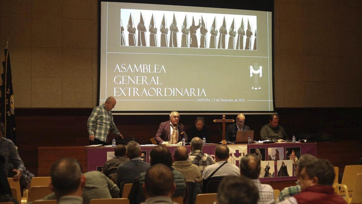 Asamblea general extraordinaria de la Vera Cruz, celebrada en el salón de actos del Etnográfico.