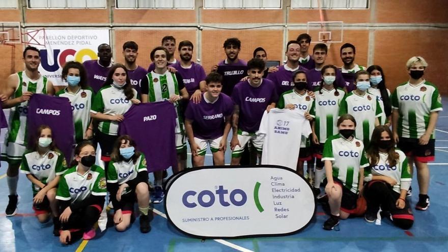 Los jugadores del Ciudad de Córdoba, tras vencer en el derbi, con varias jugadoras de su club.