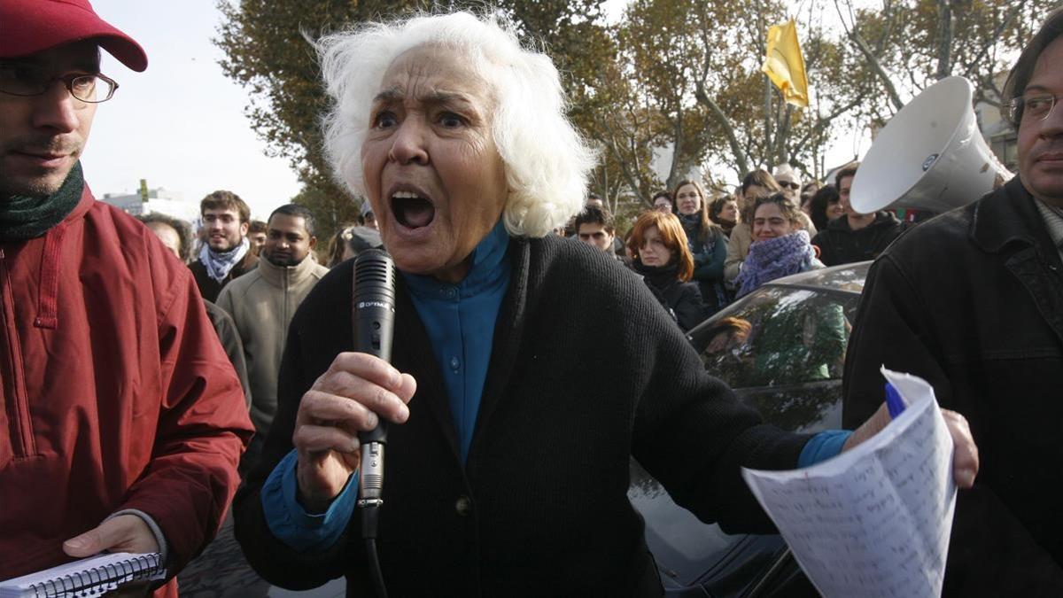 BARCELONA 27 11 2005 MANIFESTACION CONTRA LA CUMBRE EUROMEDITERRANEA DE BARCELONA EN LA FOTO LA ESCRITORA FEMINISTA EGIPCIA Y PREMIO NOBEL DE LITERATURA NAWAL EL SAADAWI  FOTOGRAFIA DE FERRAN NADEU