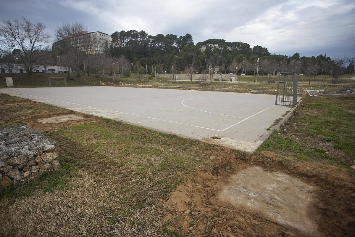 En les tasques prèvies s'han enderrocat pilars de formigó que s'havien construït fa anys.