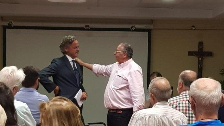 Pablo Sánchez, a la izquierda, junto al hermano mayor saliente, Emilio Betés.