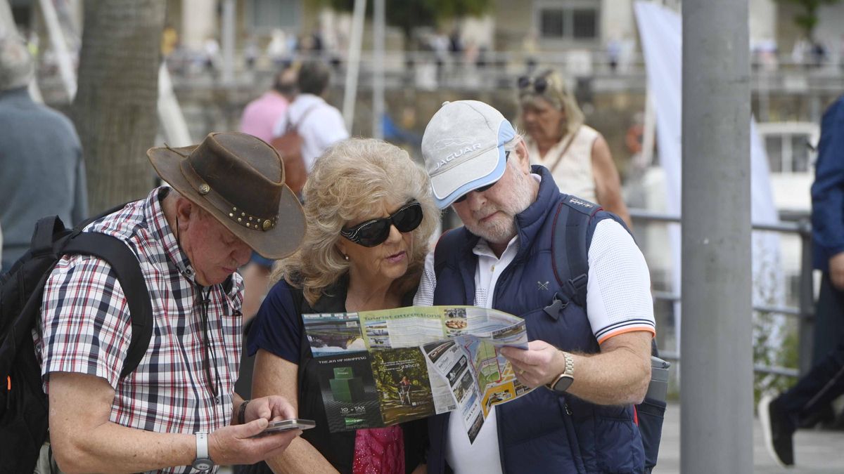 Turistas consultan un mapa en Vigo.