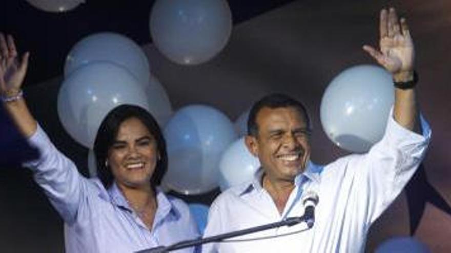 El nuevo presidente hondureño con su mujer.