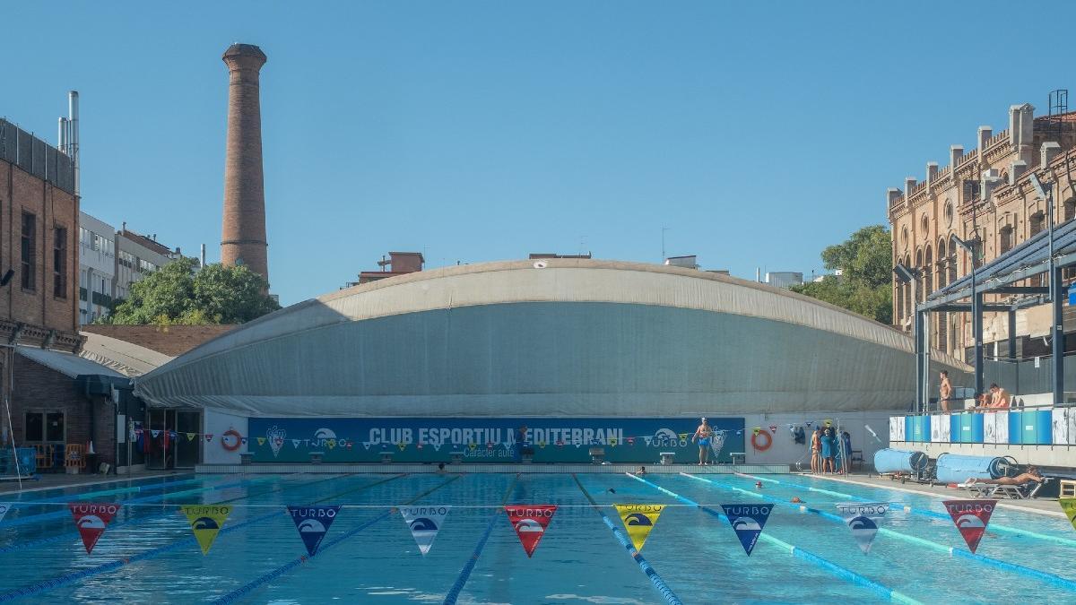 Plaza de L’Olivereta. La chimenea es lo único que queda de la fábrica Celograf de Sants situada al lado del gran complejo fabril Serra i Balet, hoy sede del Club Mediterrani