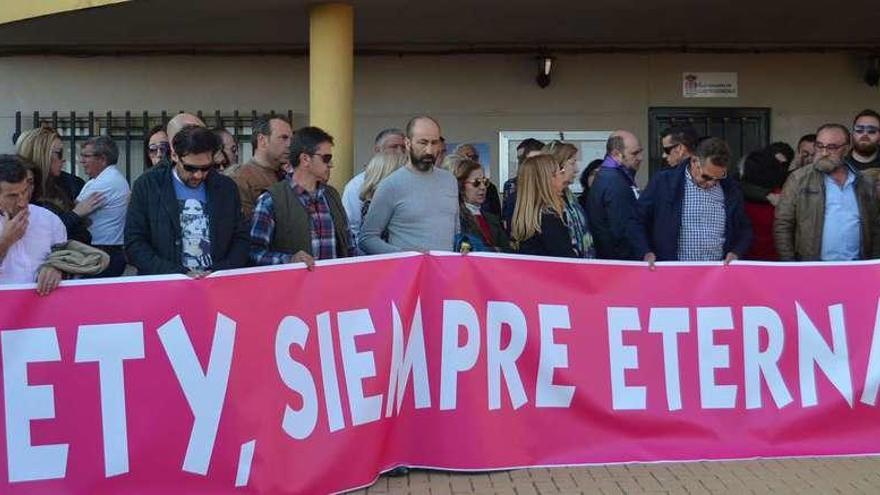 Emoción y lágrimas en el acto en memoria de Leticia, en Castrogonzalo.