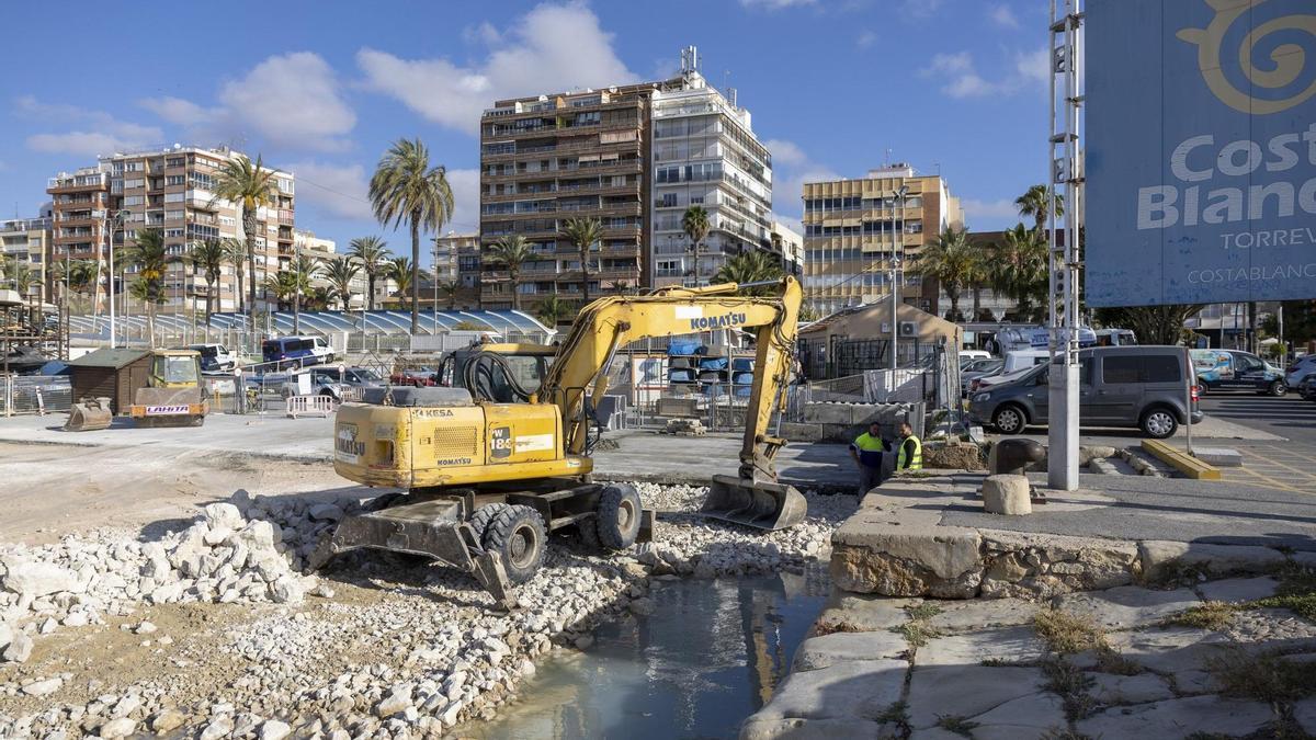 Obras que colmataron la lámina de agua para llevar a cabo un aparcamiento junto al muelle protegido