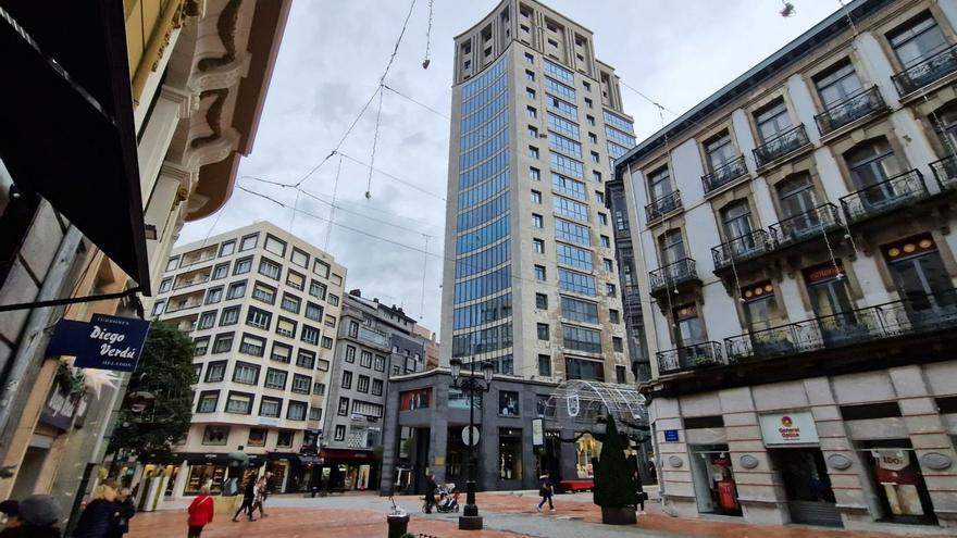 La torre del edificio de «la Jirafa», en cuya decimoséptima planta se encuentran los dos pisos turísticos afectados por el fallo del Tribunal Supremo.