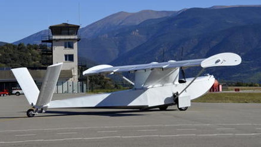 L&#039;avió teledirigit Flyox fent les primeres proves.