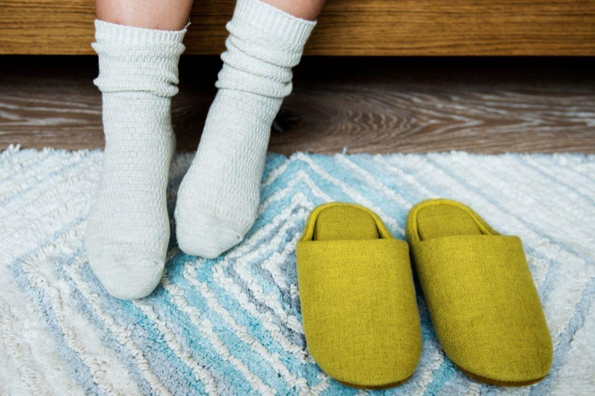 Estas zapatillas para estar por casa de 18 euros están entre lo más vendido del 2025