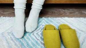 Estas zapatillas para estar por casa de 18 euros están entre lo más vendido del 2025