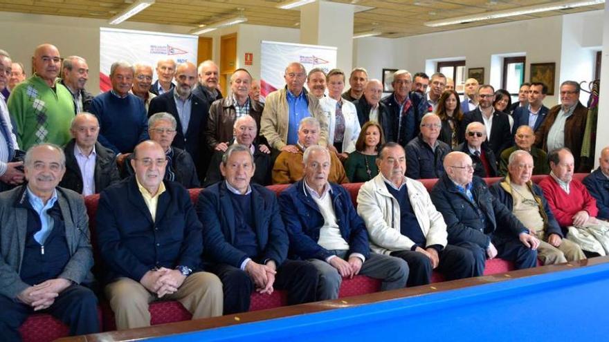 Los socios veteranos del Grupo Covadonga, posando con la directiva durante su visita, ayer, a la sede ubicada en el paseo de Begoña.