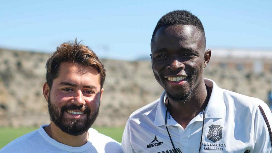 A la izquierda y abajo, los menores no acompañados entrenando en la Ciudad Deportiva. Arriba, Miguel Llorca. A la derecha, Diego Cejas y Younousse Diop.