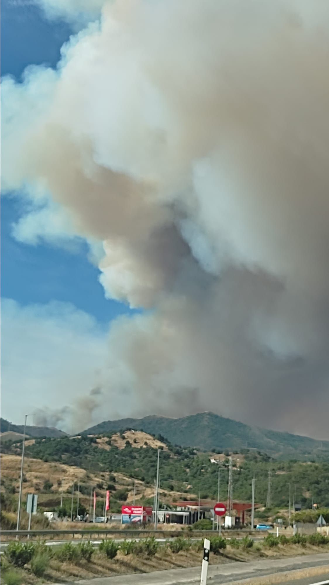 El incendio de Pujerra desde la autopista AP-7