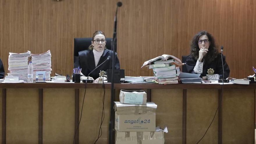 Las magistradas del tribunal de Nóos, Rocío Martín y Eleonor Moyá, celebraron ayer un juicio de drogas en la Audiencia.