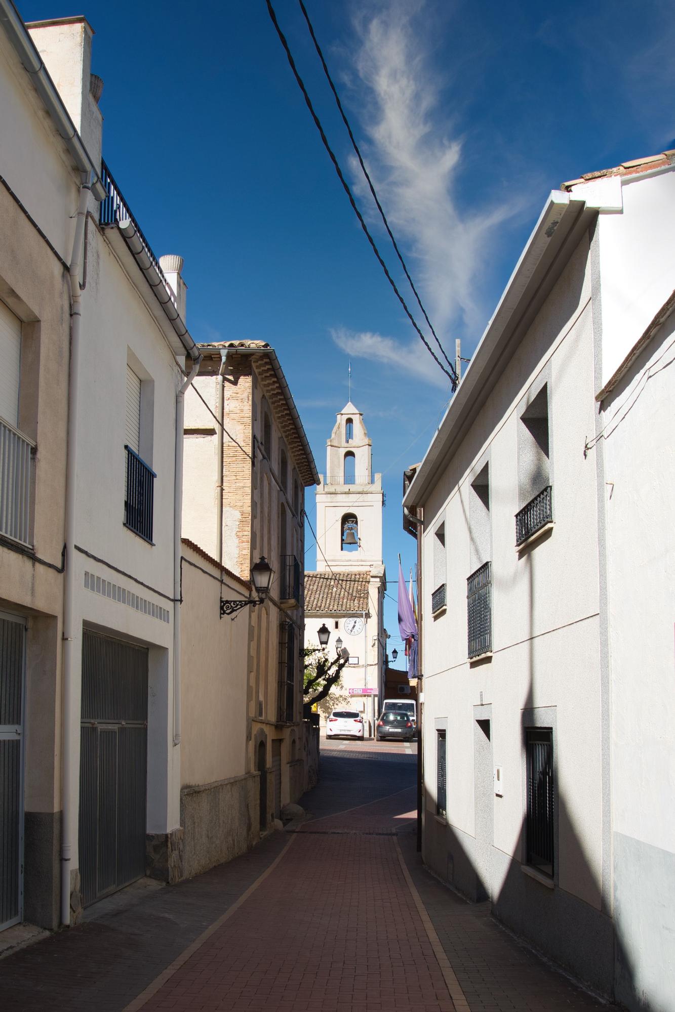 Carrer de Les Moreres e Iglesia San Bartolomé.