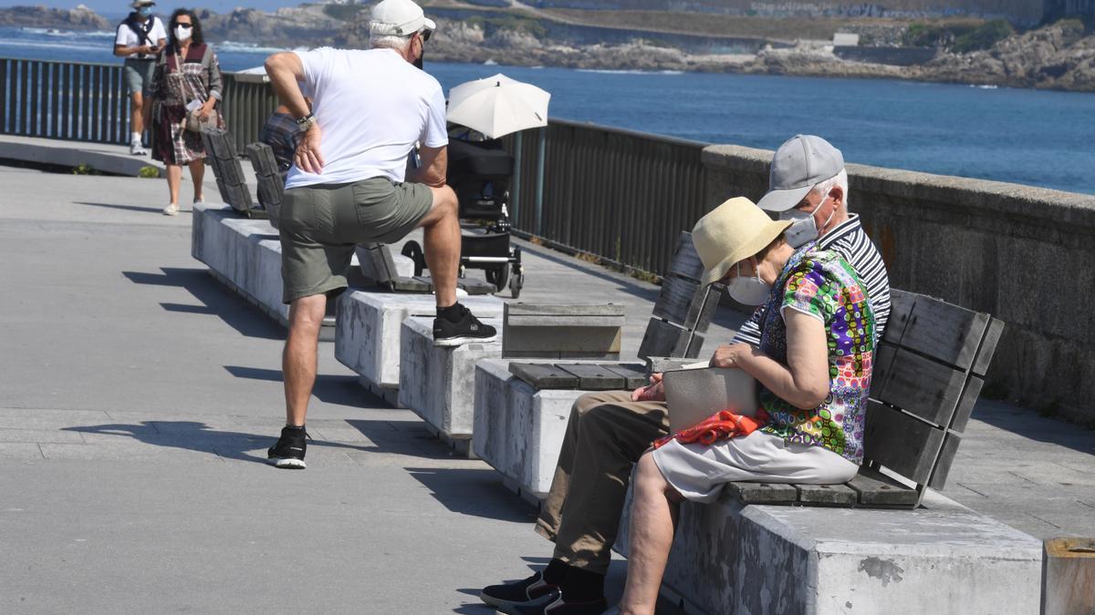 Gente en el paseo marítimo de Riazor.