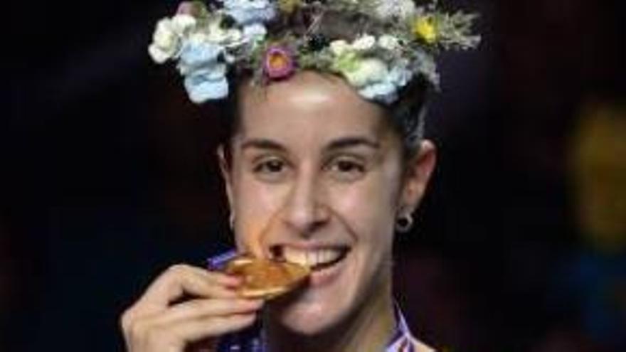Marín muerde la medalla de oro lograda en China.