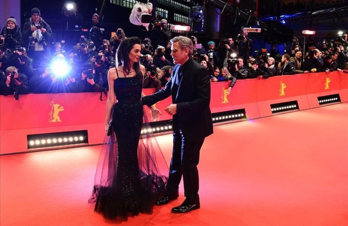 George Clooney y su pareja Amal Clooney, en la alfombra roja de la Berlinale.