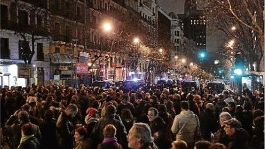 Madrid Unes 1.000 persones protesten davant la seu del Partit Popular