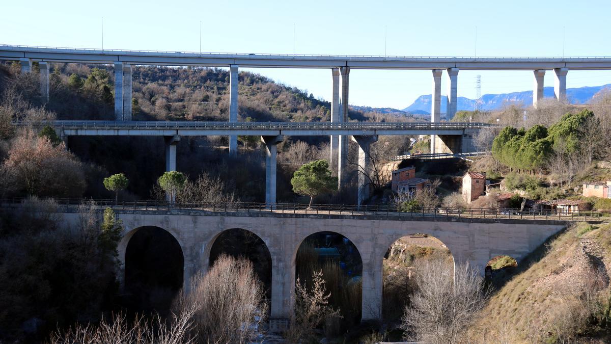Tres ponts: el de la C-16, el de l&#039;antiga carretera de Gironella a Berga, i el del carrilet