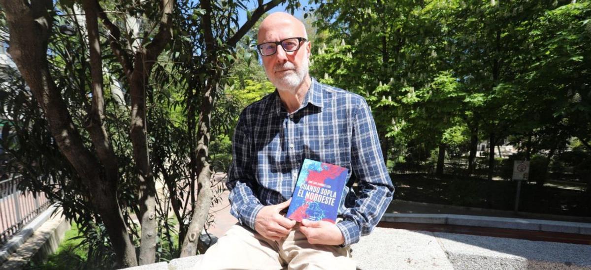 José Luis Enríquez León, con su libro «Cuando sopla el nordeste». | Manu Riera