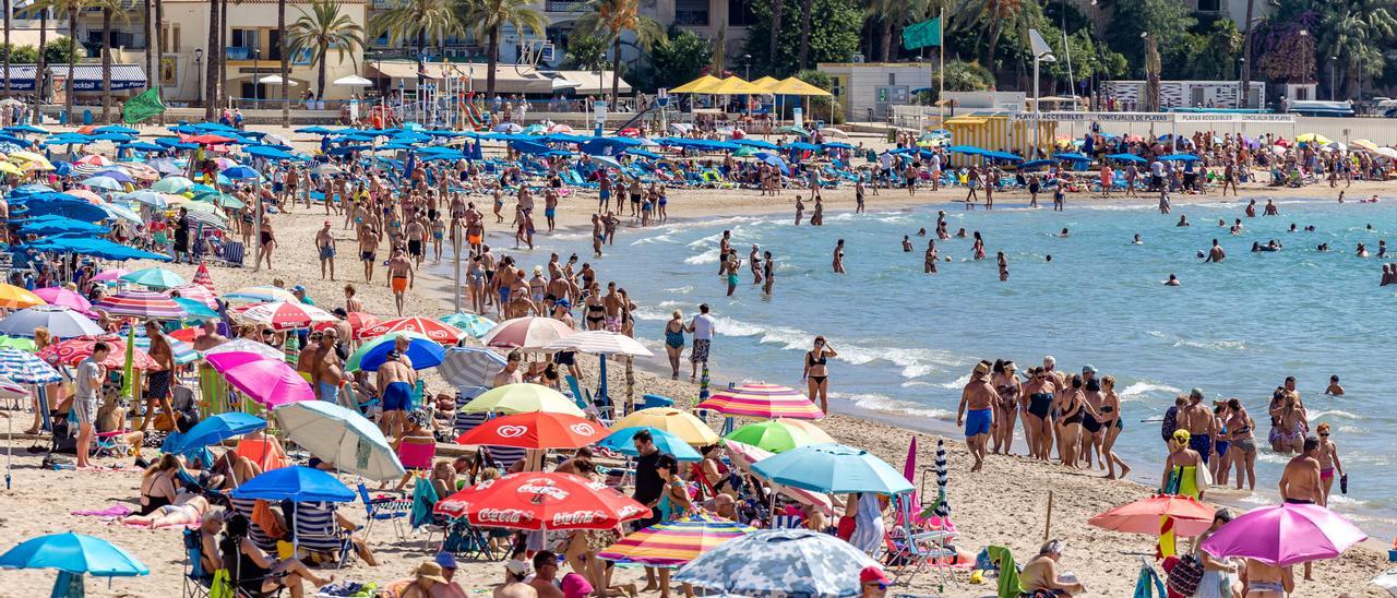 Turistas en la playa de Benidorm