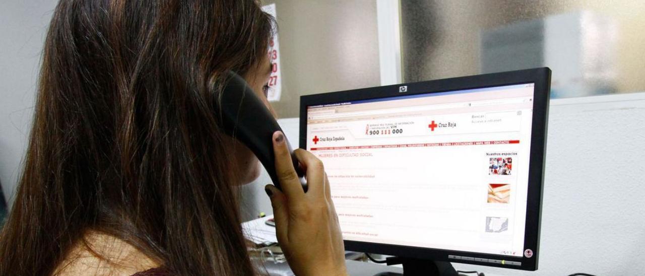 Una joven consultando la web de Cruz Roja. | Emilio Fraile