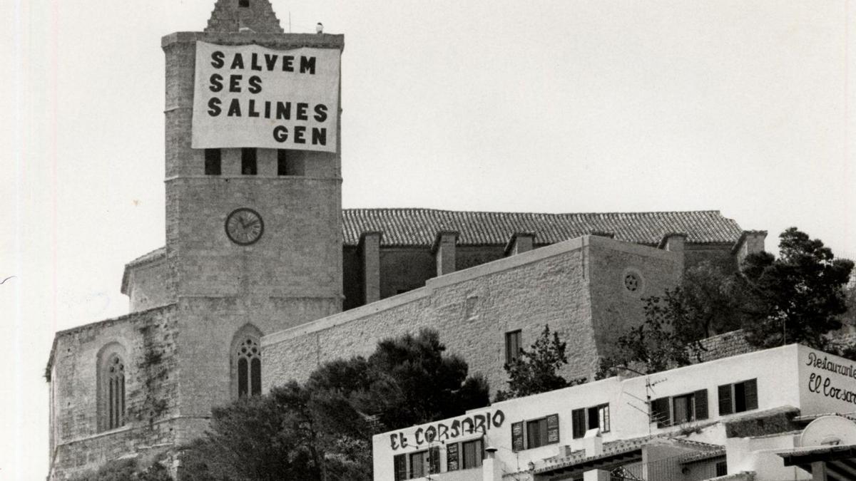 Pancarta de Salvem ses Salines en la catedral de Eivissa. | CARLES RIBAS