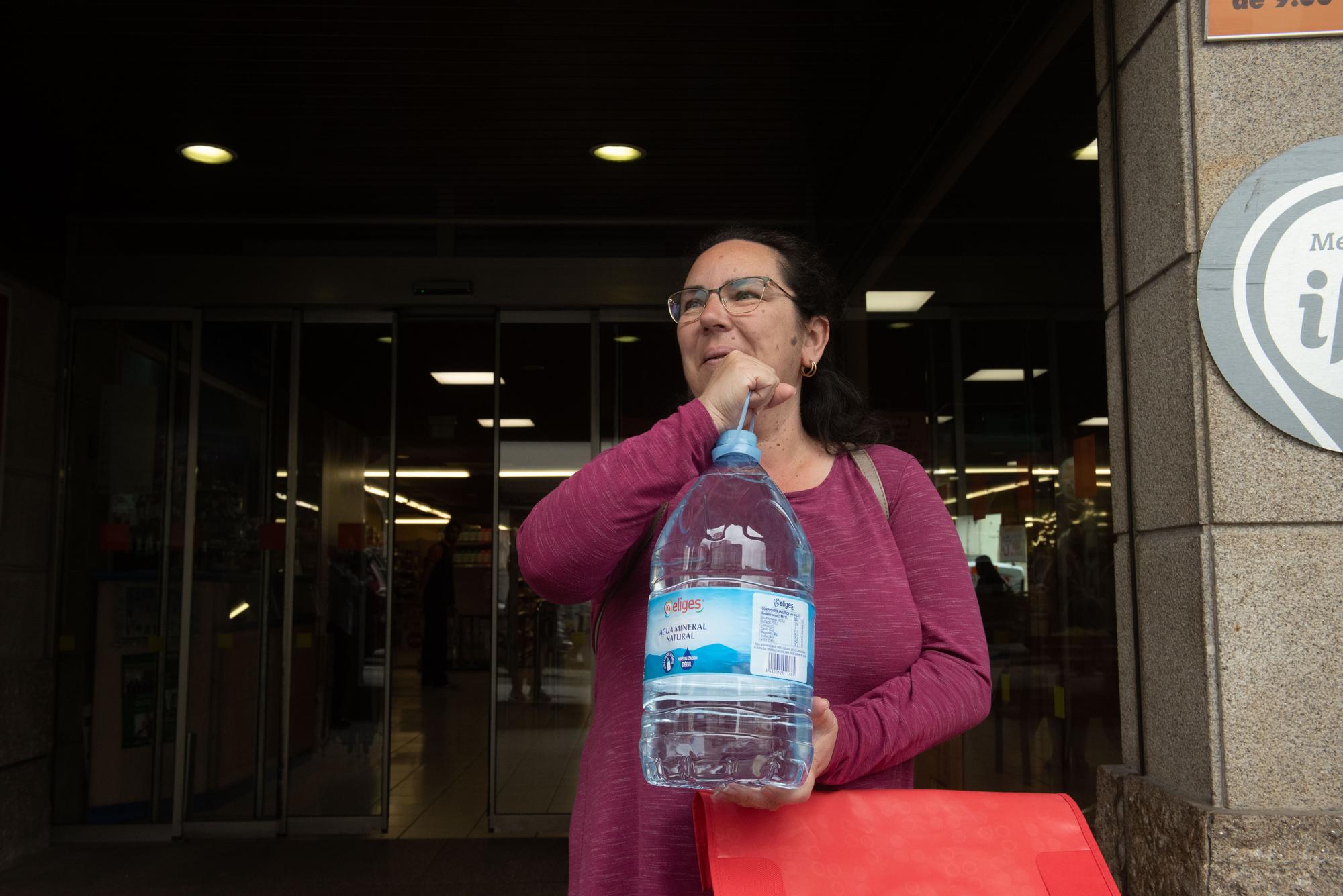 Betanzos fleta cisternas y reparte garrafas ante las restricciones de agua por la gastroenteritis