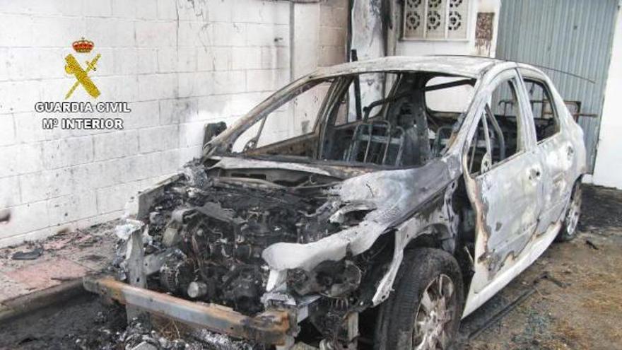 Diez menores investigados por una ola de actos vandálicos en Cambados que culminó con el incendio de un coche