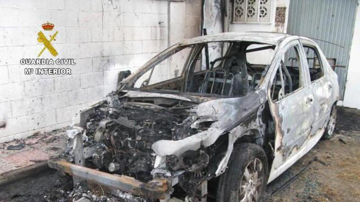 Vehículo presuntamente incendiado por los menores.