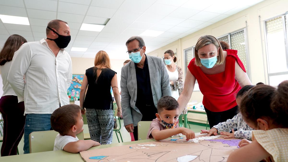 La consejera Isabel Blanco durante su visita hoy a un centro en Valladolid.